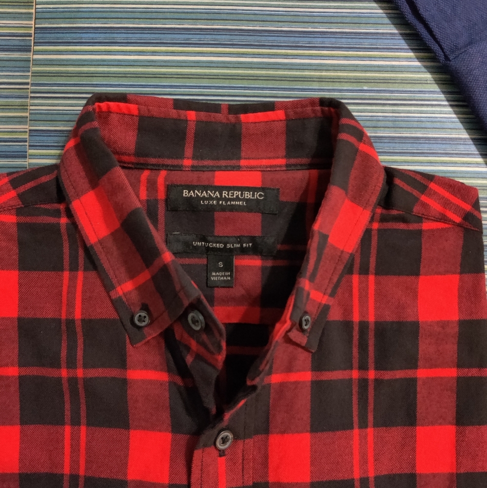 Banana Republic men's casual red/black plaid shirt - Picture 2 of 3